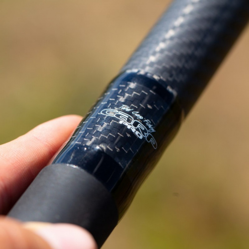 Carp Pro 22mm - Кобра, изготовленная из карбона, обладает гораздо меньшим весом и более высокой жесткостью по сравнению с традиционными кобрами. Благодаря этому она не только меньше утомляет руку в процессе прикармливания, но и обеспечивает преимущество в дальности, точности и стабильности заброса бойлов фото 4 Карбоновая кобра Carp Pro 22mm фото 4